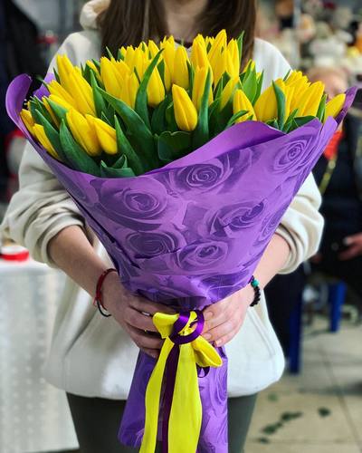 51 жёлтых тюльпанов