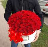 51 алых роз в коробке