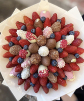 Букет из клубники в шоколаде с ягодами