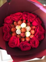 Букет из клубники в шоколаде с розами “Fawn” 