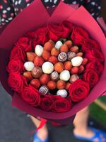 Букет из клубники в шоколаде с розами “Luminous” 