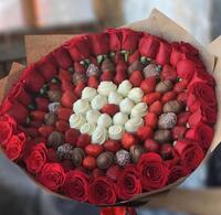 Букет из клубники в шоколаде с розами “Cerulean”