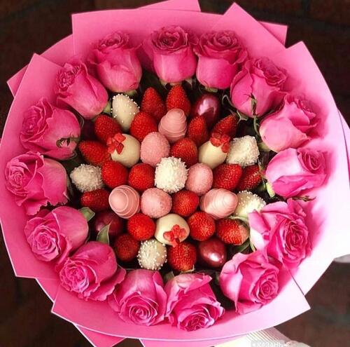 Букет из клубники в шоколаде с розами “Destiny”