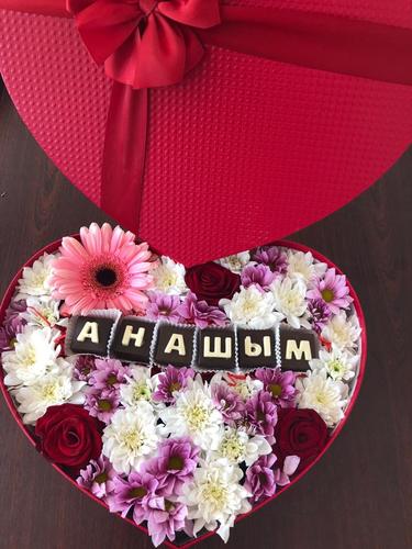 Цветы с шоколадными буквами №5