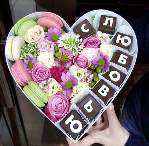 Цветы с шоколадными буквами №13